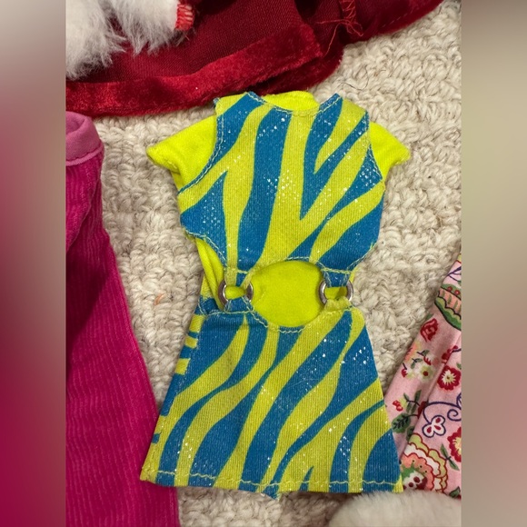 More Barbie clothes! Velvet hooded cape, hangers, scuba suit, vintage dresses.. - Picture 16 of 16